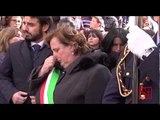Napoli - Di Fraia, il feretro accompagnato da urla contro la violenza sulle donne (20.02.13)