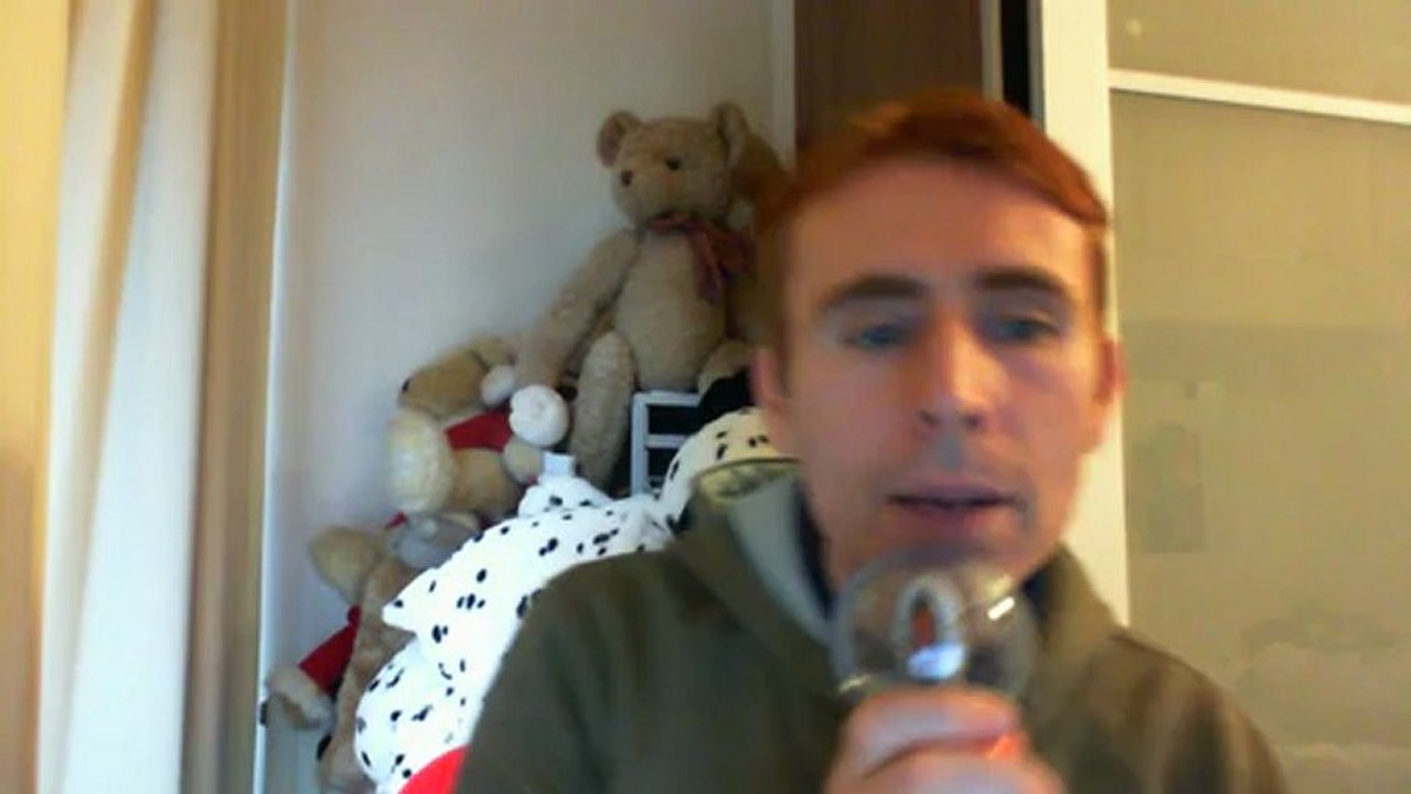 Wiwi égratigne "ma mère" de Frank Alamo