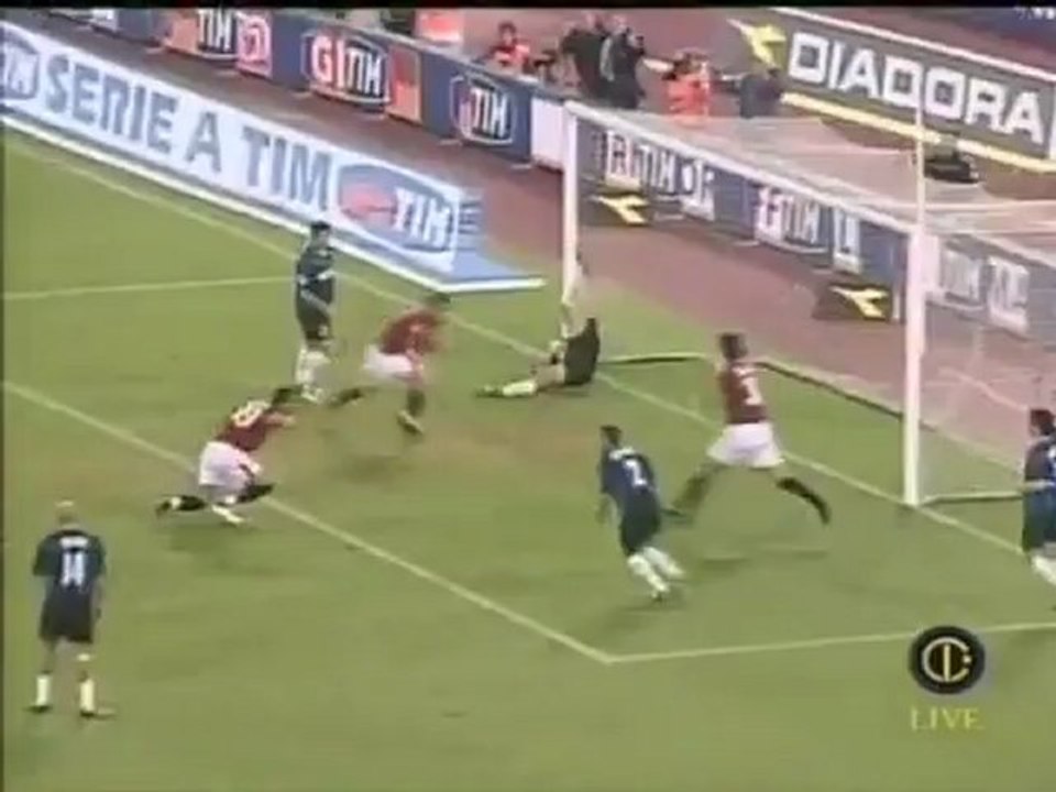 Έξοχη εκτέλεση φάουλ από Τότι (Ρόμα - Ίντερ 3-3)