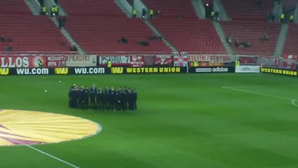 Η αποστολή της Λεβάντε μαζεμένη στο κέντρο του γηπέδου