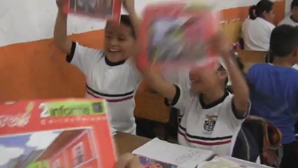 Entrega de libros para colorear en el municipio de Teziutlan