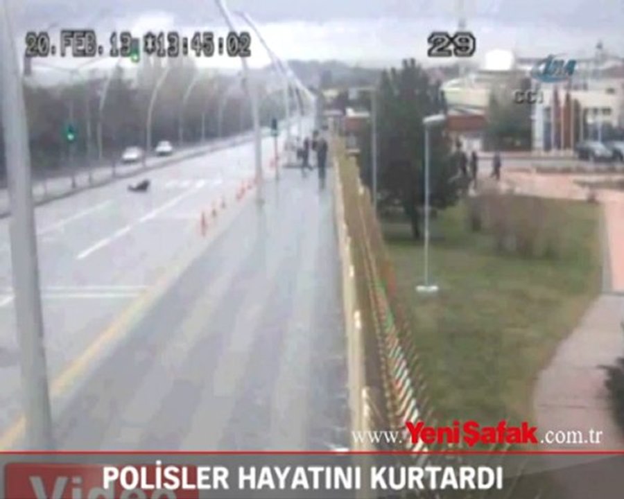 Hayatını polisler kurtardı