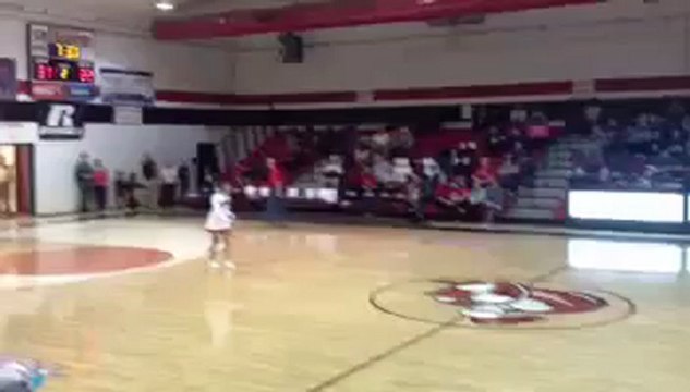 Απίστευτο καλάθι από τσιρλίντερ από το κέντρο του γηπέδου!