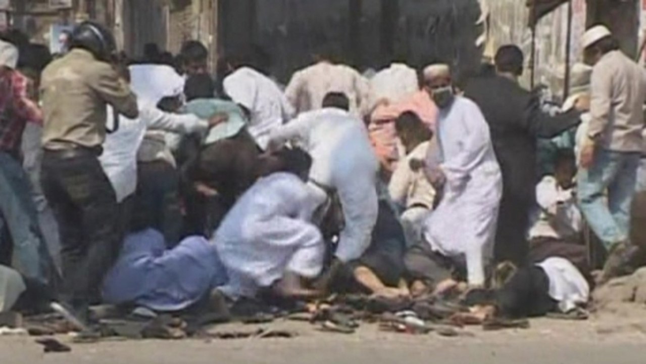 Bangladesh Islamists clash with police