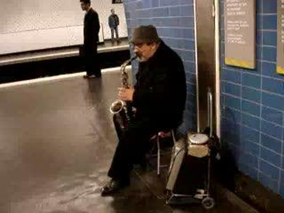 Saxo dans le metro de Paris