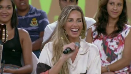 Fátima  não demora para se arrumar em casa