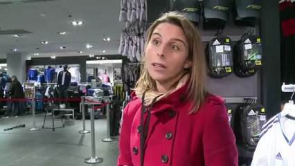 Beckham et Zidane rencontrent des fans sur les Champs-Elysées