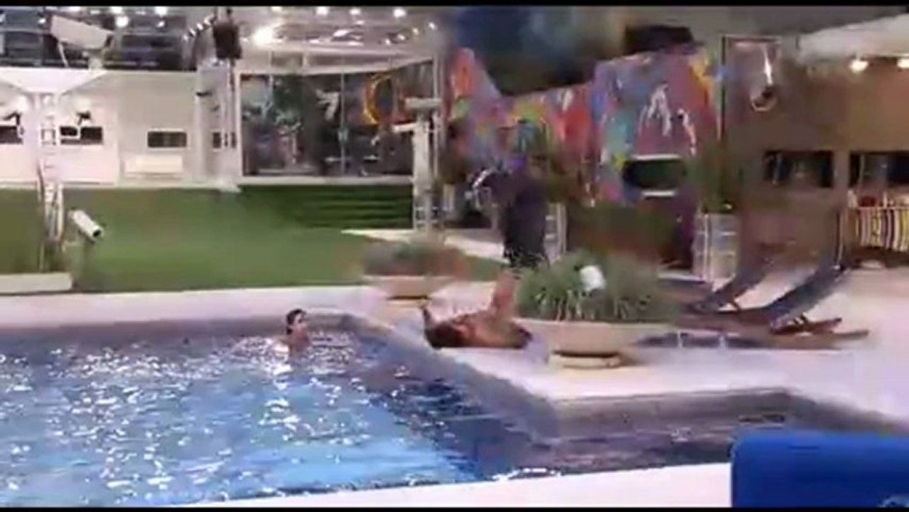 Kamilla e Eli conversando 10/02 noite