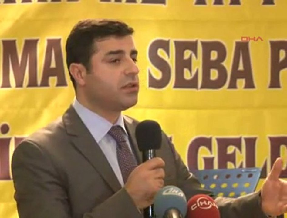 Demirtaş: Başbakan dağdakine in çağrısı yapıyor kucaklaşanı terörist yapıyo