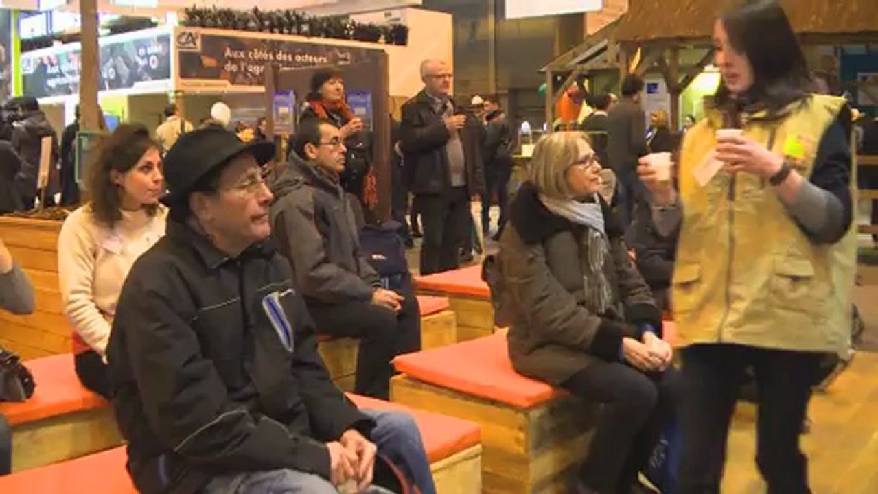 Salon de l'agriculture : Dégustation de jus de pomme sur le stand du ministère