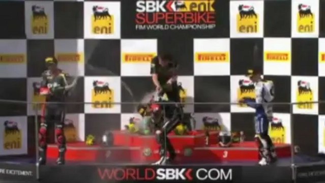 Superbike, dominio Aprilia a Phillip Island. Scontro Checa-Melandri