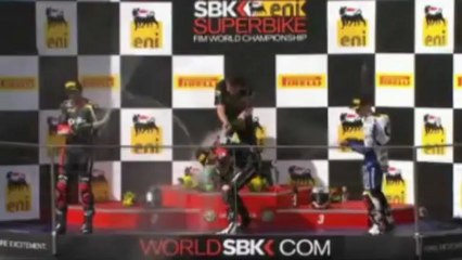 Superbike, dominio Aprilia a Phillip Island. Scontro Checa-Melandri