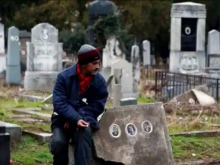 Cet homme vit depuis 15 ans dans un cimetière en Serbie