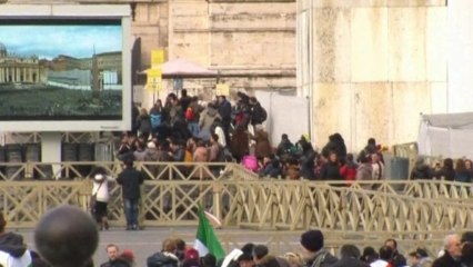 Followers flock to hear pope's last Angelus
