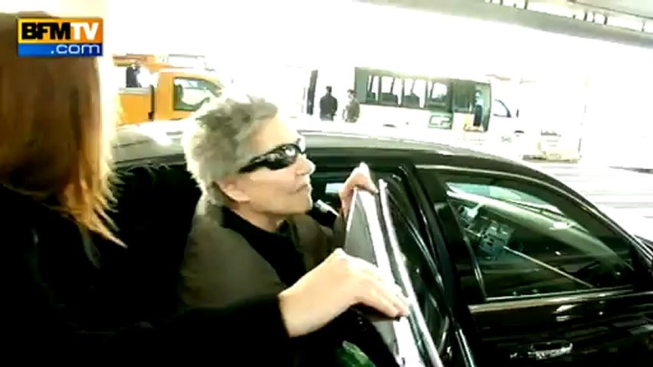 Document BFMTV : Emmanuelle Riva, en lice pour les Oscars, arrive à Los Angeles - 24/02