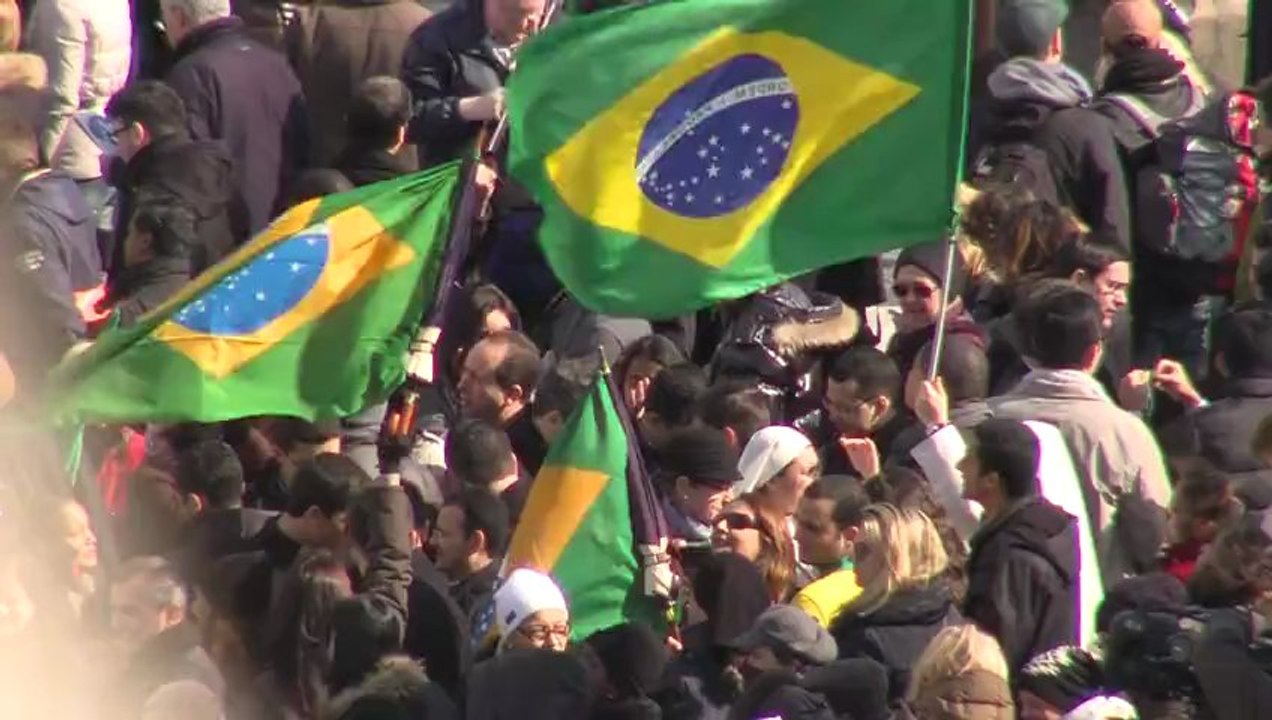 Benoit XVI: les fidèles venus nombreux pour son dernier Angelus