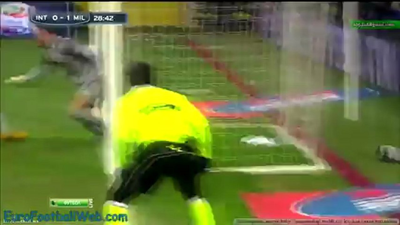 Balotelli Kicks Post after missed Chance