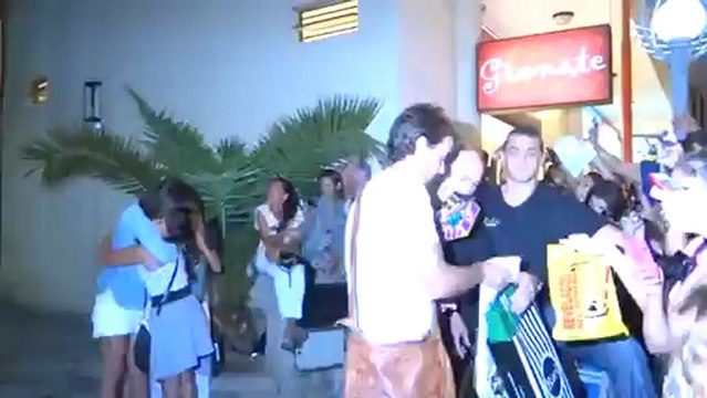 Pedro y Paula en la entrada del teatro para hacer Viaje de Locura - 23 de Febrero (video grabado por @moiritis)