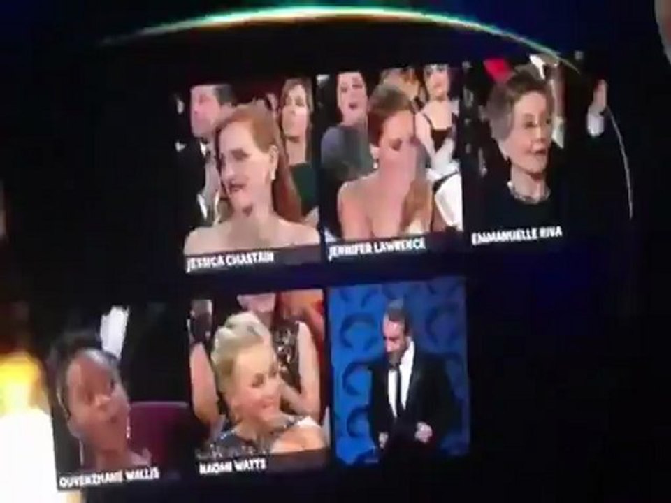 Oscar 2013 - Jennifer Lawrence Cai ao Subir no Palco:  Melhor Atriz Por 'O Lado Bom da Vida' - 24/02/2013
