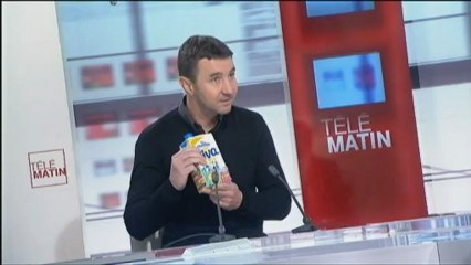 Besancenot brandit une brique de lait Candia et appelle "au boycott"