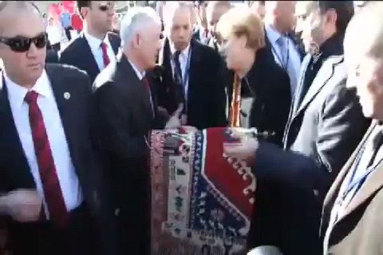 Kapadokya'da aracına gül döktüler