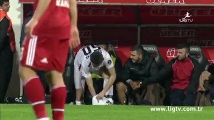 Insolite  un joueur oublie son short avant de rentrer en jeu.