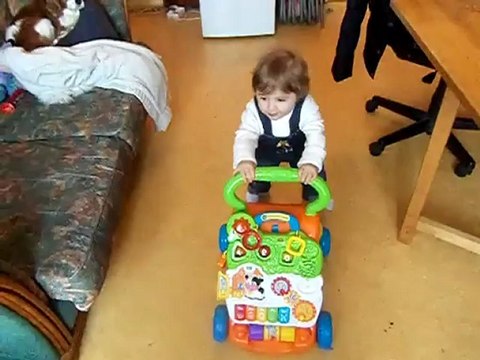 Timéo qui marche avec son pousseur