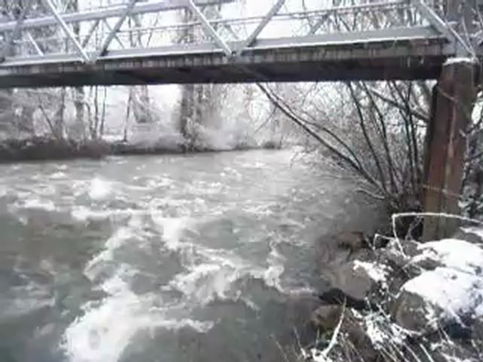 court d'eau avec des rapides