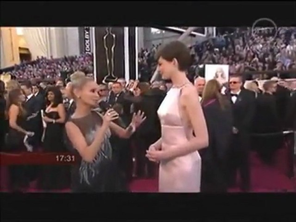 Premios Oscar 2013  la perlita hot del vestido de Anne Hathaway que provocó furor en Twitter