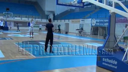 Ο Κακιούζης στην προπόνηση της ΑΕΚ Λάρνακας