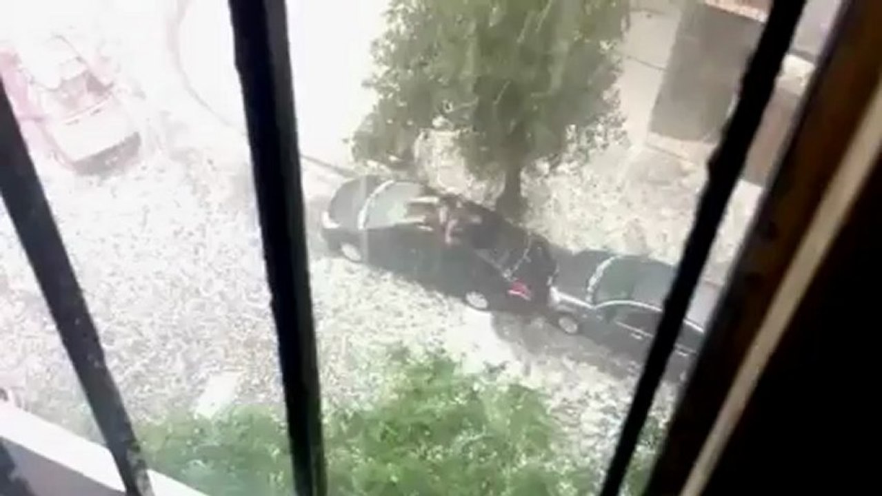 Homem desesperado salva o seu grande amor do granizo