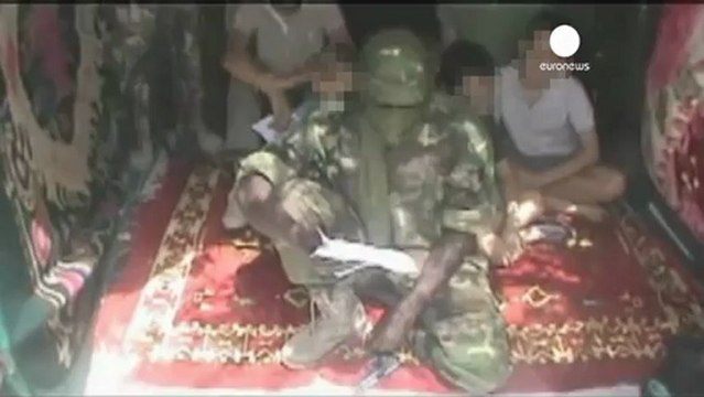 In un video postato sul web gli ostaggi francesi: Nelle...