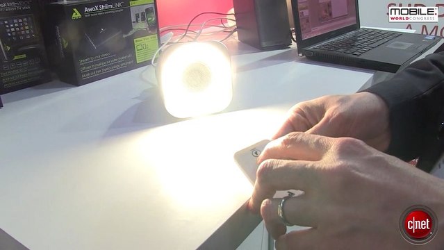 MWC 2013 : l'ampoule qui joue la musique du smartphone