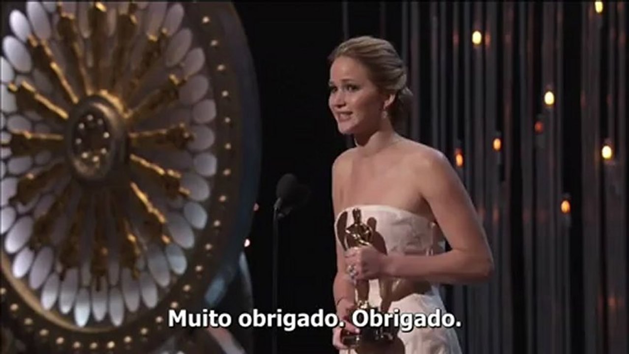 Legendado: Jennifer Lawrence recebendo o prêmio de "Melhor Atriz" no Oscar