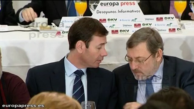 Rubalcaba dice a Merkel que tome nota de Italia