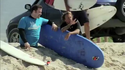 Cet homme sans jambes fait du surf comme un professionnel
