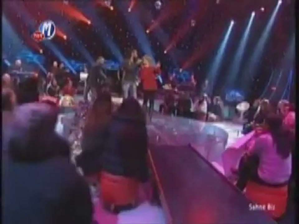 Zeynep BAŞKAN-Oğuz BORAN-Divane aşık gibi-TRT