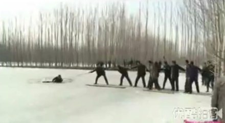 Un Chinois sauvé de la glace par une dizaine de passants !