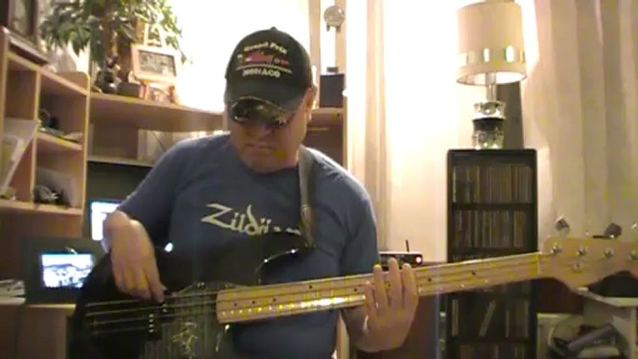 Kiss me Natalie Imbruglia  bass cover Bob Roha