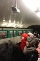 les spectateurs du concert des enfoires reprennent coluche dans le metro