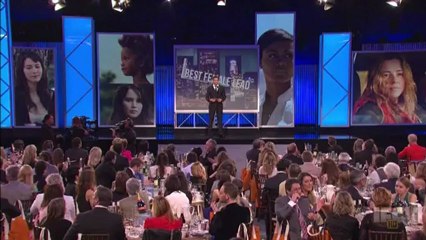 Legendado: Jennifer Lawrence recebendo o prêmio de "Melhor Atriz" no Spirit Awards 2013