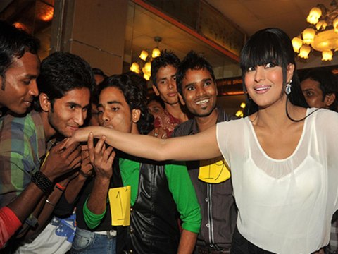 Veena Malik Breaks Kissing Record