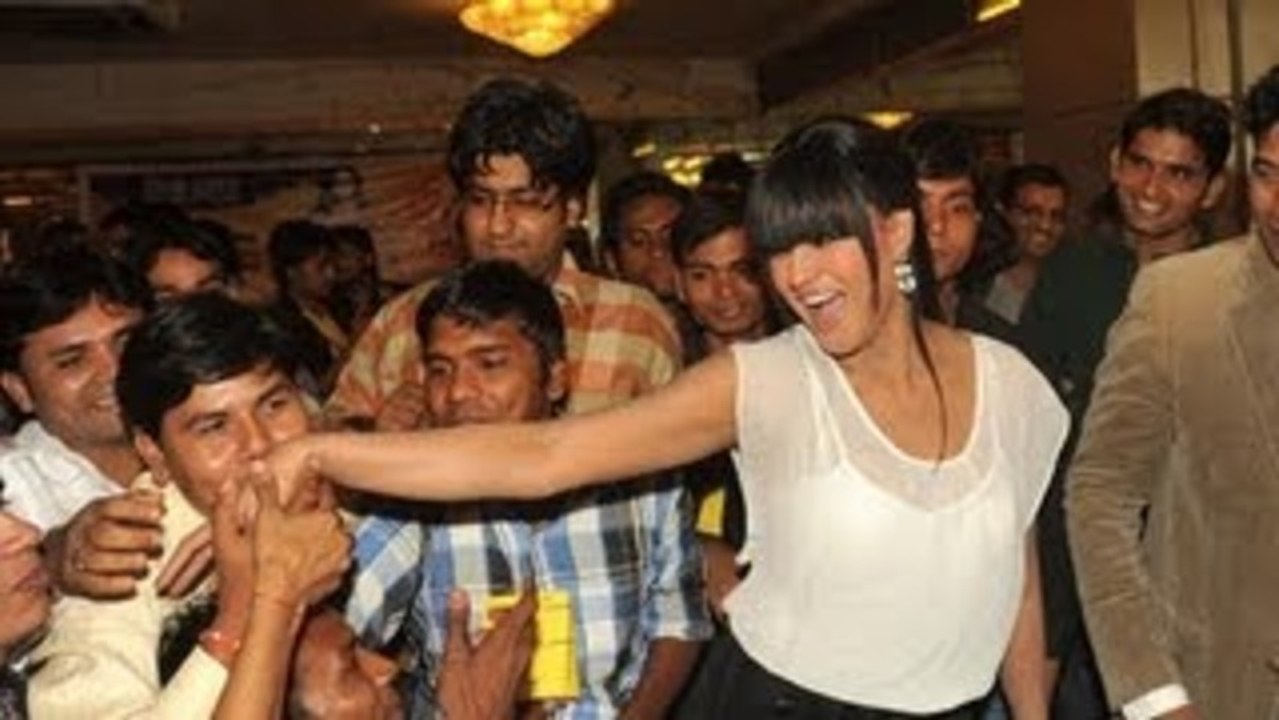 Veena Malik's Guinness Record Of 100 kisses In One Minute