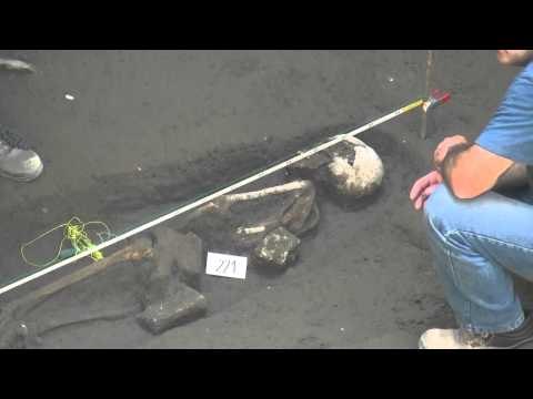 Napoli - Scheletro medievale trovato nel cantiere della metropolitana (25.05.12)