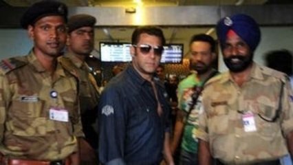 SPOTTED: Salman Khan leaves for CCL 2013 Dubai Match