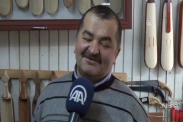 Boyundan büyük kemençe yaptı