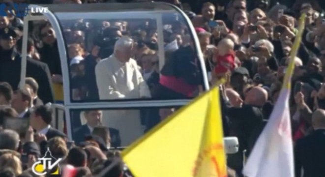 Les adieux de Benoît XVI place Saint-Pierre