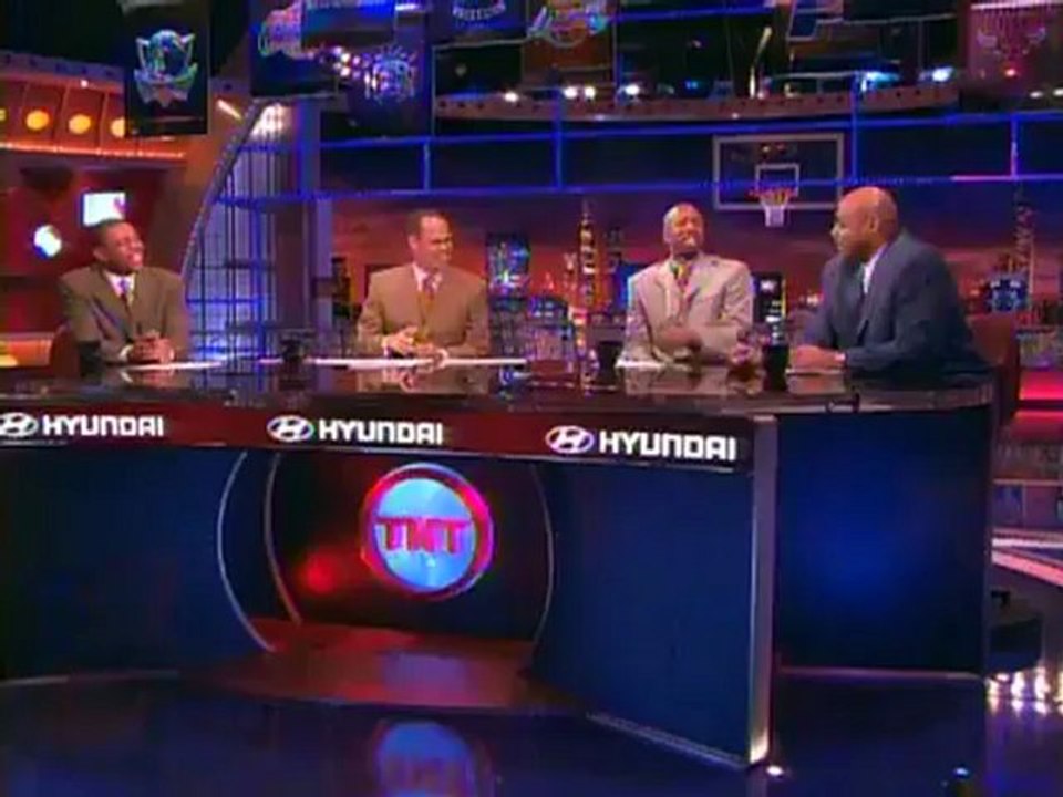 Reggie Evans grab Chris Kaman Balls