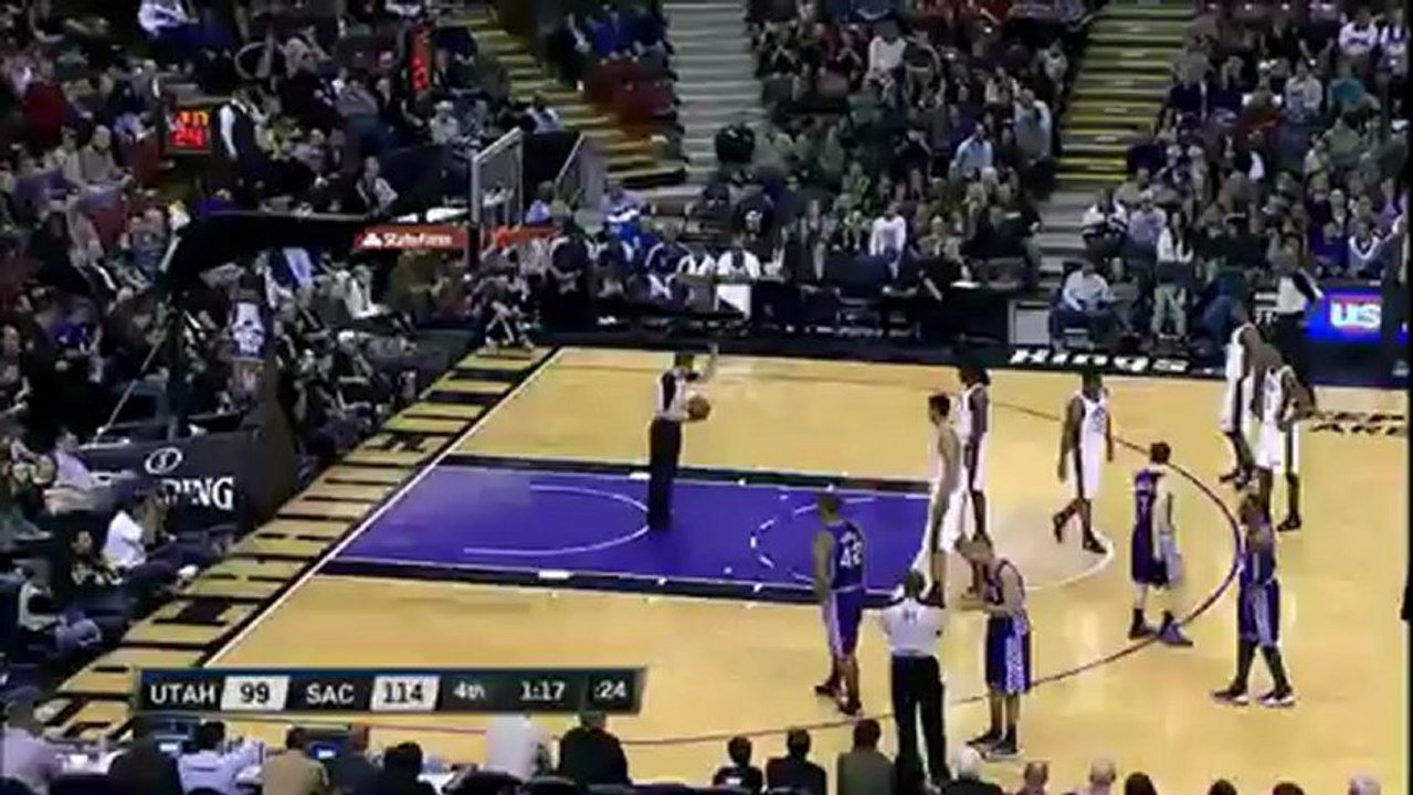 Funny Demarcus Cousins Waves with the crowd in Sacramento