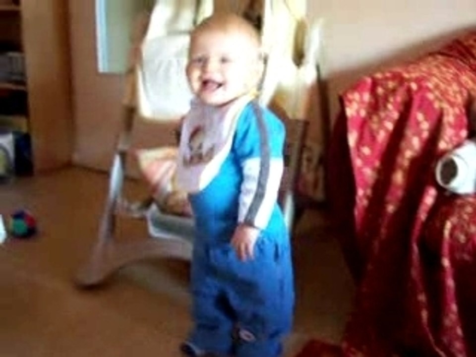 mathis marche dans le salon